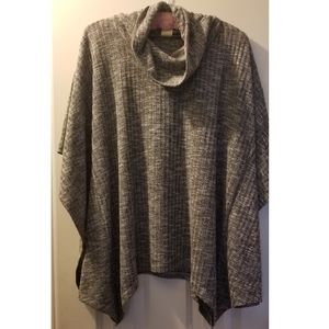 Flowy / poncho turtleneck black white and grey top